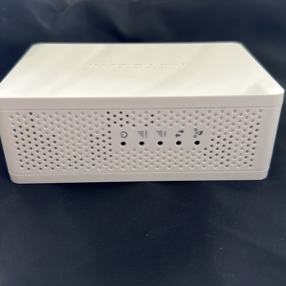 Netgear universal dual band wifi extender model wn3500rp - Picture 4 of 6